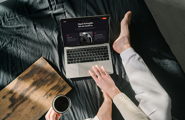 Mockup lifestyle KERN — donna al tavolo con caffè in ambiente domestico caldo