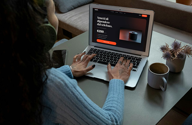 iPhone e MacBook affiancati con la landing page KERN — animazioni GSAP ScrollTrigger in azione