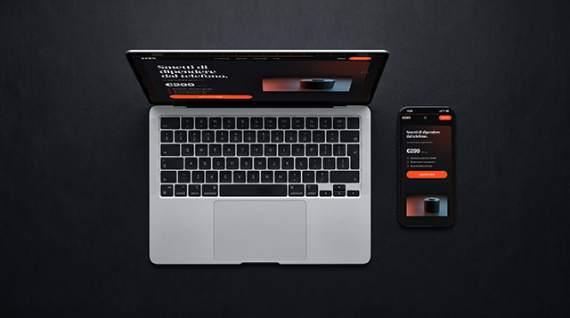 iPhone appoggiato su MacBook — continuità responsive della landing page KERN tra mobile e desktop